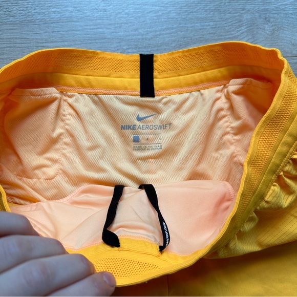 Nike AeroSwift men's 2" running shorts in yellow size L - Picture 2 of 4